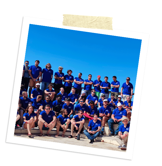 Photo de développeurs en tee-shirt bleu lors d'un séminaire d'été