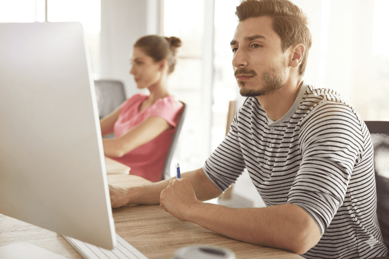 Participants suivant une formation en intelligence artificielle et outils de développement IA - openai codex sur ordinateur dans un environnement de travail.