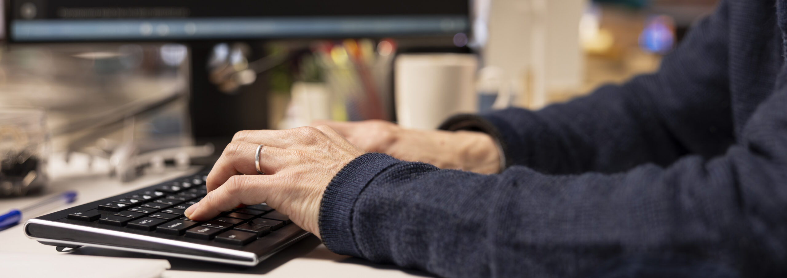 Professionnel travaillant sur ordinateur portable pendant une formation en intelligence artificielle et prompt engineering proposée par Oxyl.