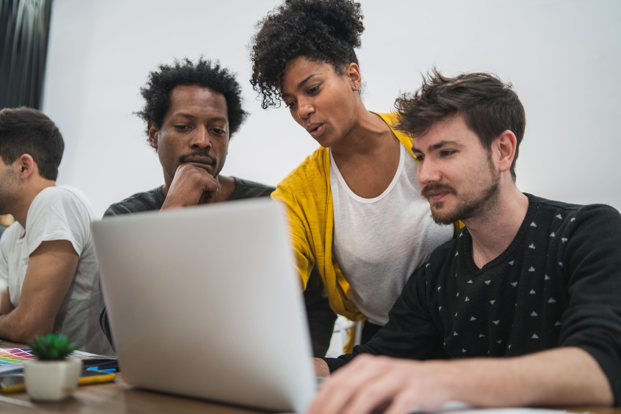 Équipe en formation collaborative autour de Claude AI lors d’un atelier Cowork proposé par Oxyl